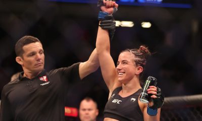 Maycee Barber tem o braço erguido em disputa no Ultimate.