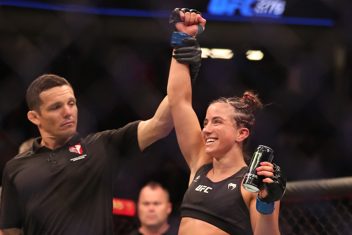 Maycee Barber tem o braço erguido em disputa no Ultimate.
