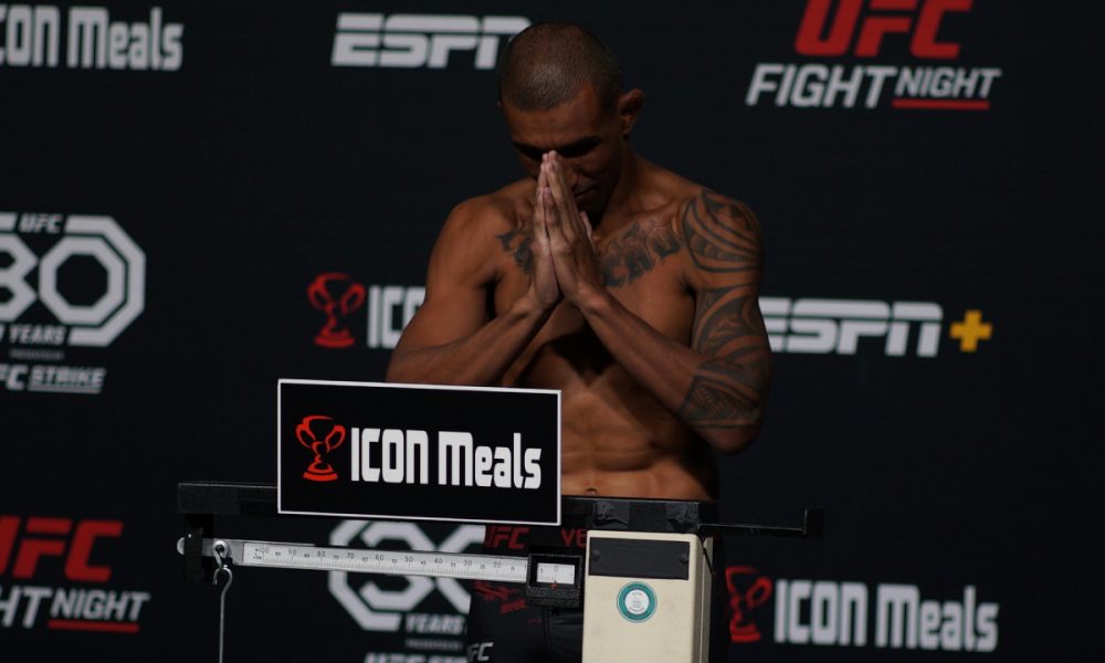 Raoni Barcelos sobe na balança e crava o peso limite dos pesos-penas