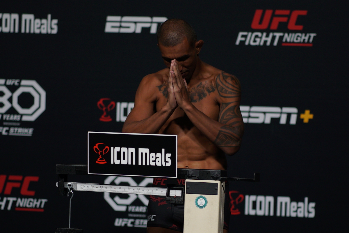 Raoni Barcelos sobe na balança e crava o peso limite dos pesos-penas