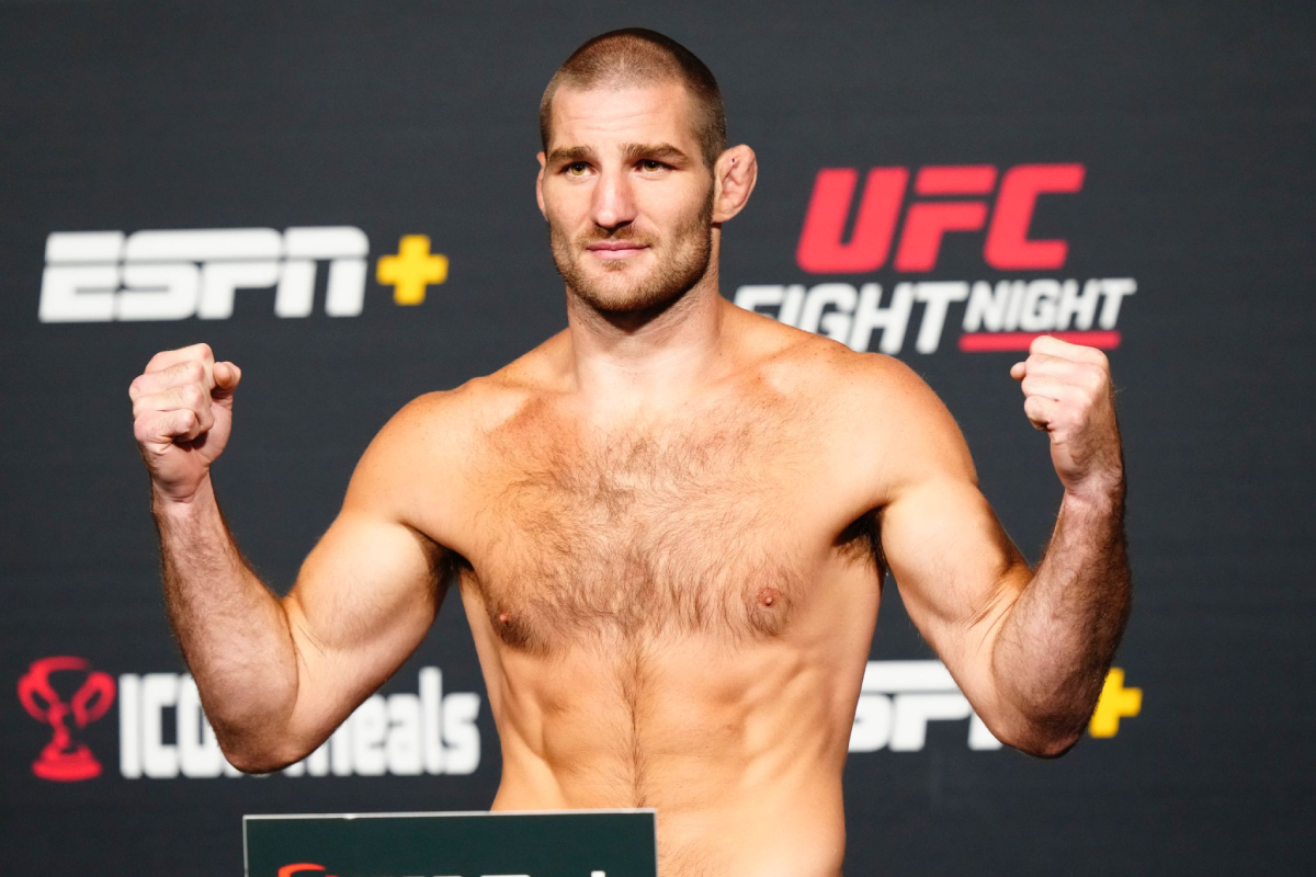 Sean Strickland posa para fotos após se pesar para o UFC Vegas 76