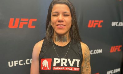 Denise Gomes posa para foto no media day do UFC 290.