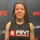 Denise Gomes posa para foto no media day do UFC 290.