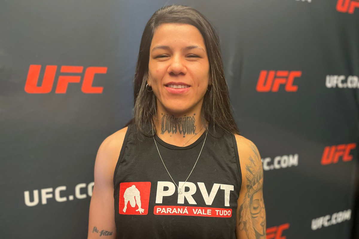Denise Gomes posa para foto no media day do UFC 290.