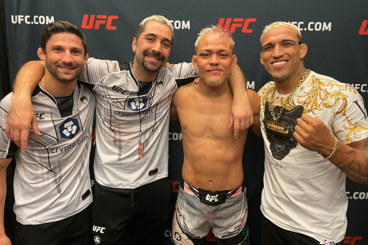 Elves Brener celebra a vitória no UFC Vegas 76 com time da Chute Boxe Diego Lima.