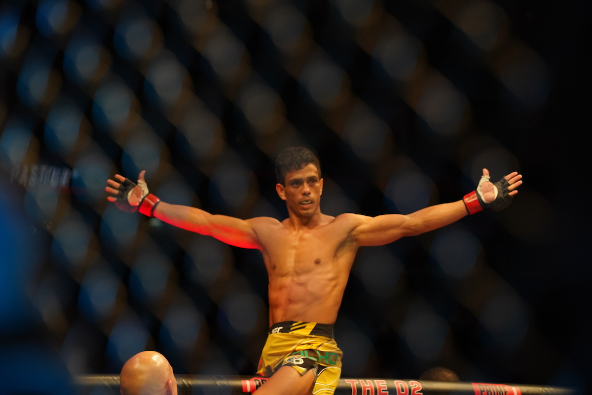 Jafel Filho comemora vitória no UFC Londres.