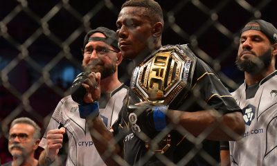 Jamahal Hill celebra com o cinturão do UFC após vitória no octógono
