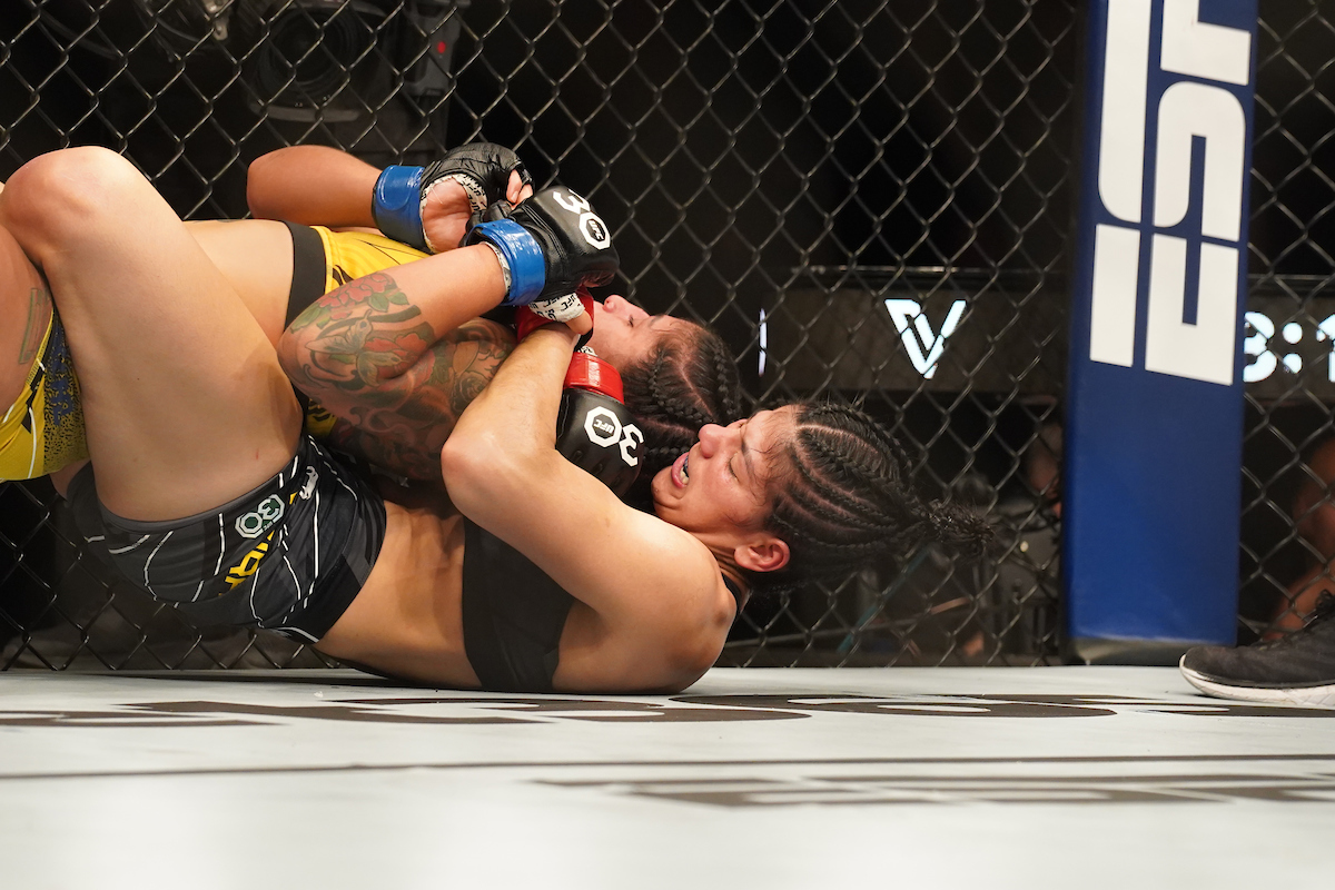 Ketlen Vieira dominou grande parte da luta contra Pannie Kianzad.