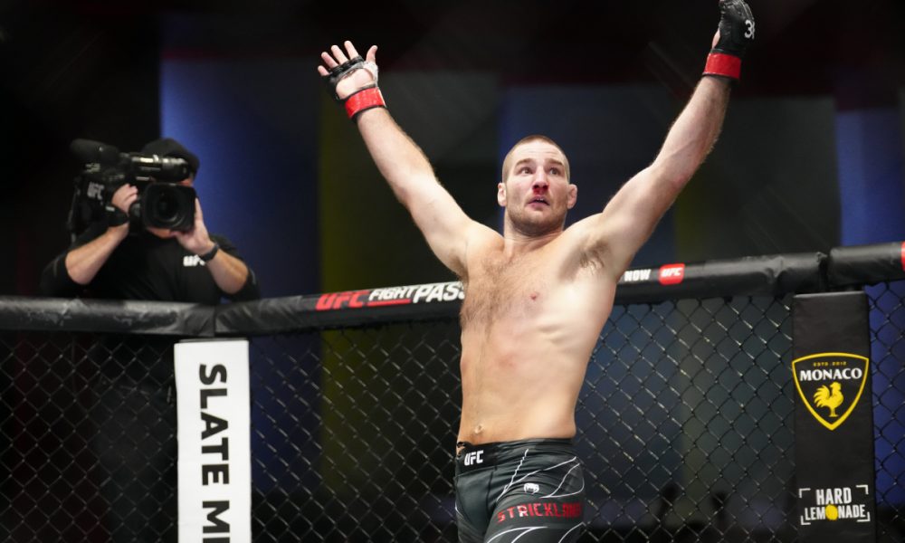 Polêmica! Ex-campeão do UFC, Strickland invade cage e agride lutador após provocação; veja