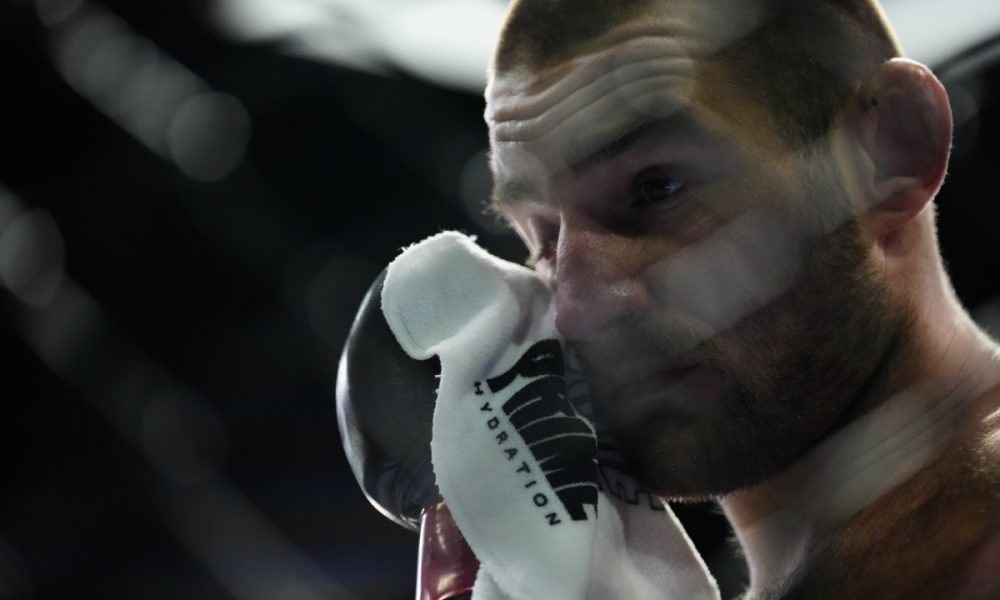 Caiu no choro! Campeão do UFC se emociona ao relembrar infância traumática