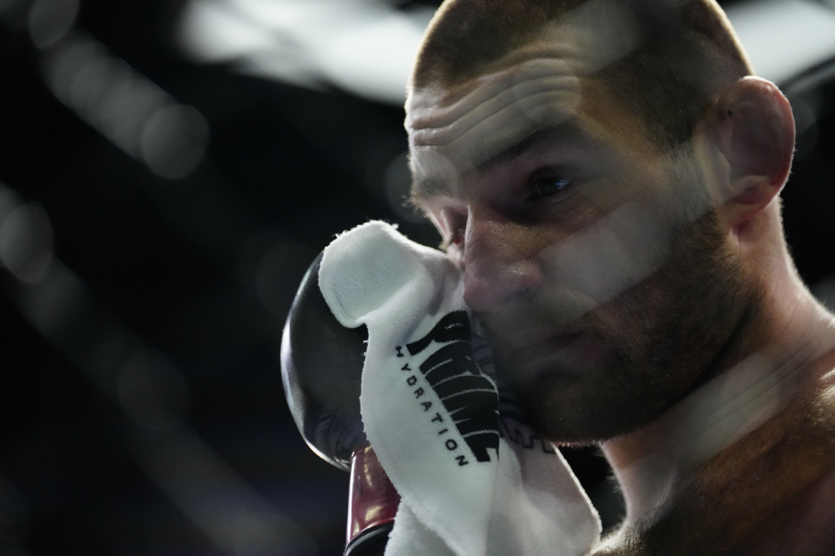 Sean Strickland tenta se recuperar após dedada no olho no UFC Vegas 76