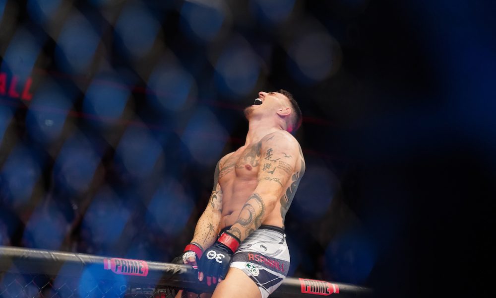 Retorno triunfal! Um ano após lesão, Tom Aspinall nocauteia Tybura no UFC Londres