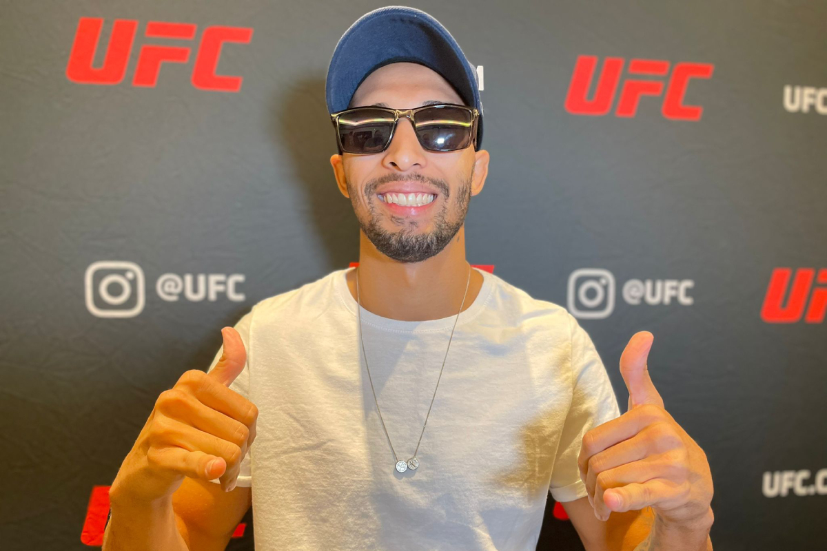 Vinicius Salvador posa para foto no media day do UFC 291.