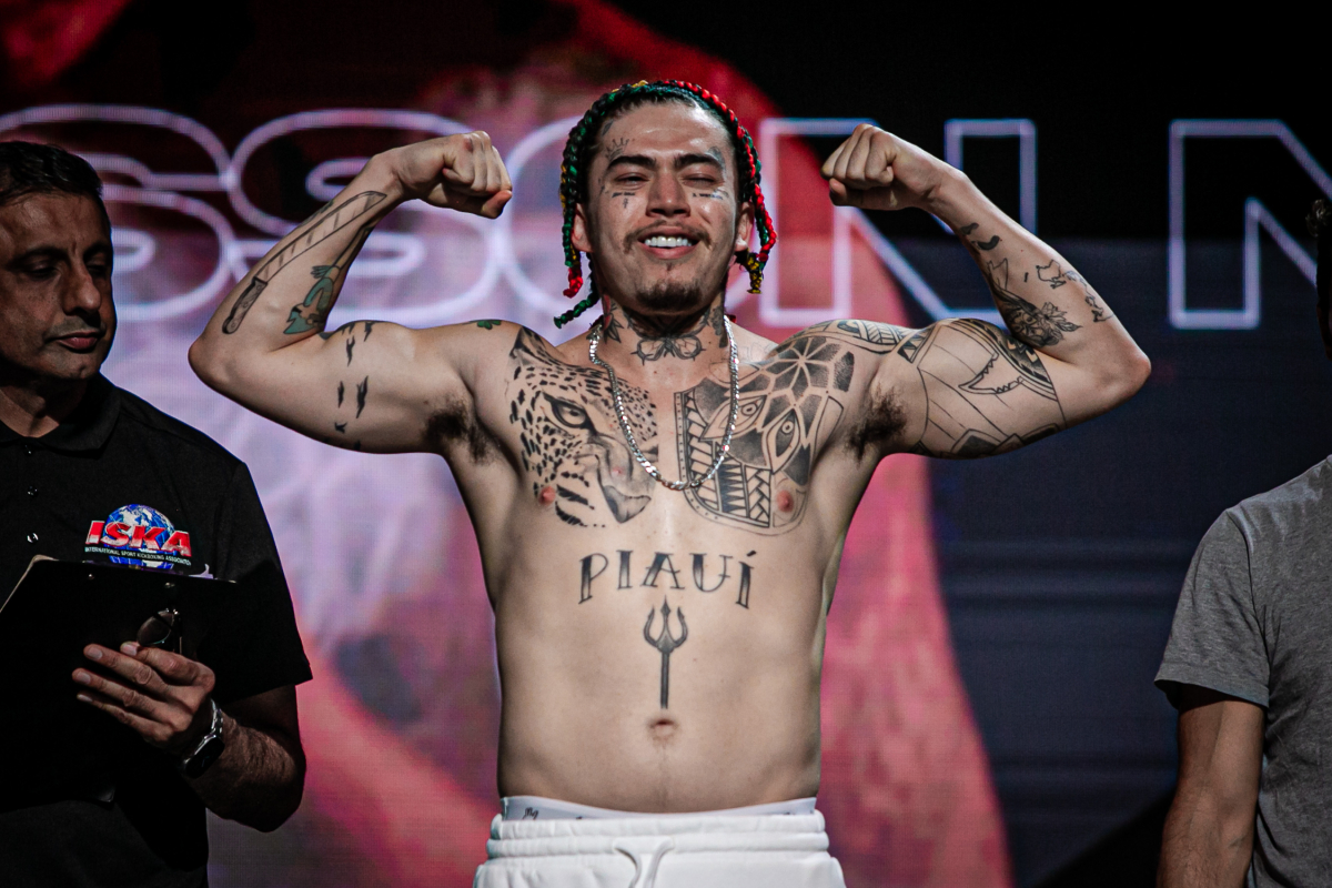 Whindersson Nunes sorri na pesagem cerimonial do High Stakes.