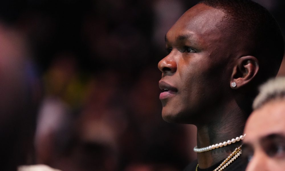 Adesanya compareceu na T-Mobile Arena para acompanhar o UFC 290