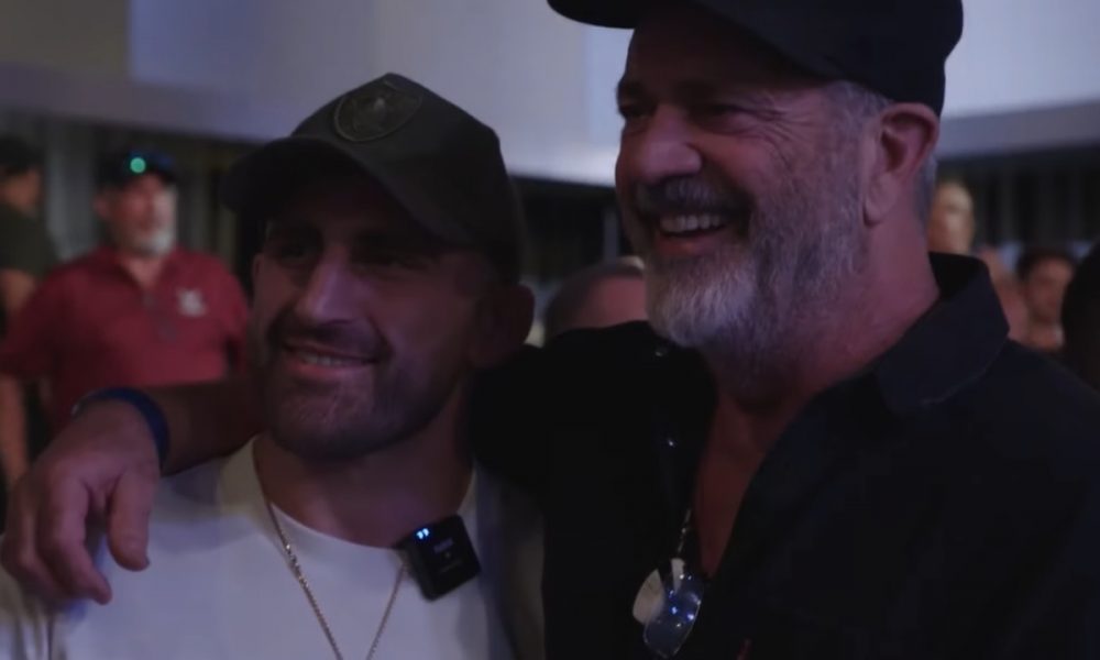 De fã para fã! Alexander Volkanovski tieta Mel Gibson e recebe elogio no UFC