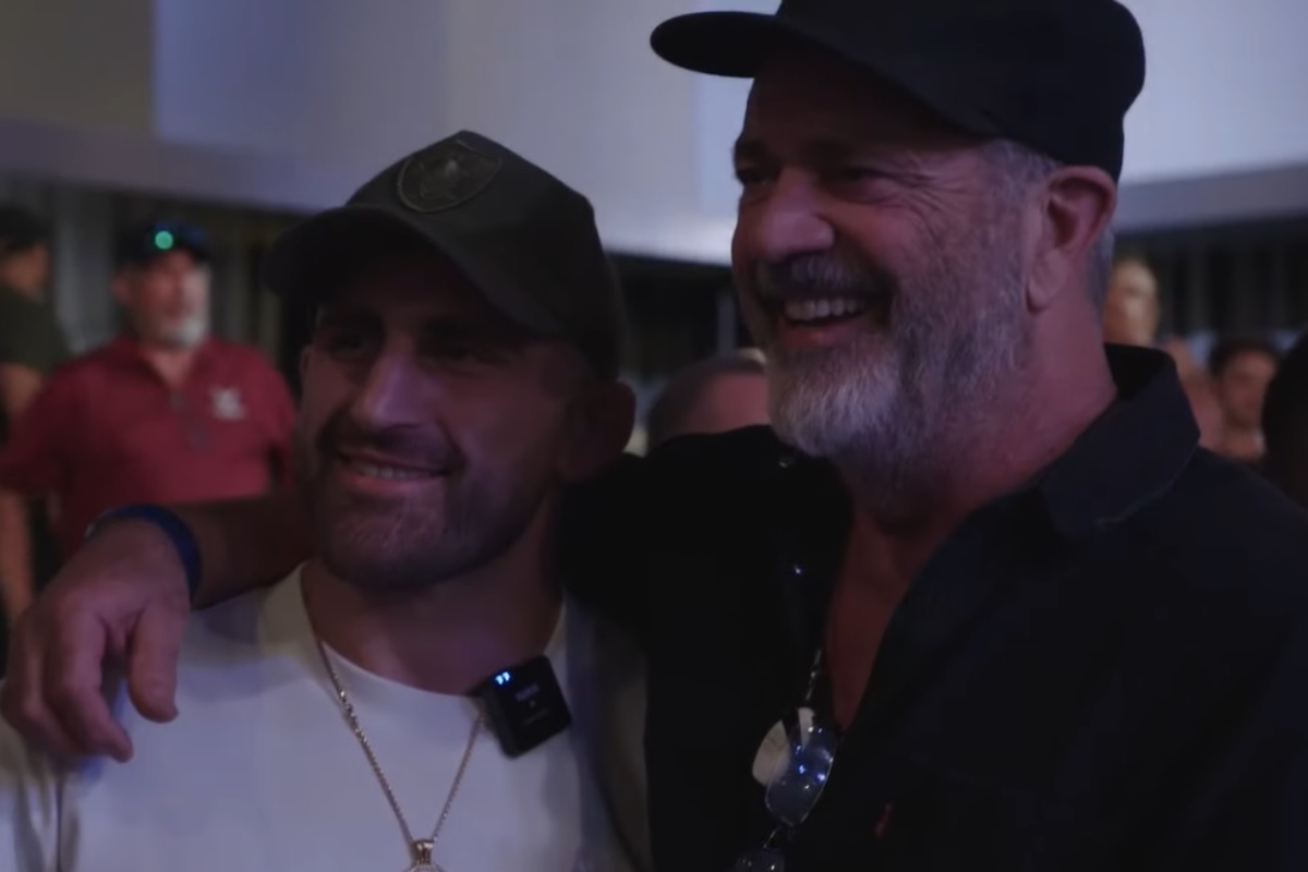 Alexander Volkanovski e Mel-Gibson posaram para foto após encontro no UFC Apex