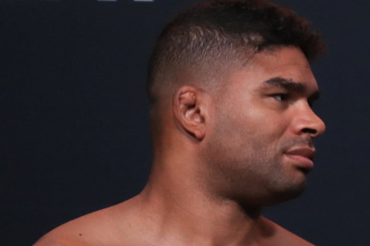 Alistair Overeem passa pela balança em confronto pelo UFC.