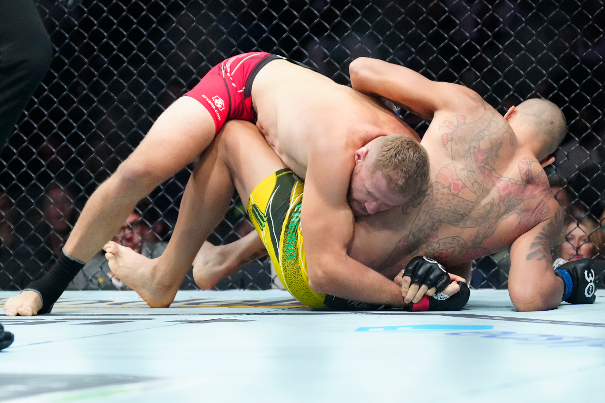 No primeiro round, o polonês colocou pressão e conseguiu a queda contra Poatan