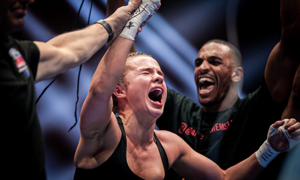 Daniella Hemsley surpreendeu ao comemorar vitória no boxe mostrando os seios