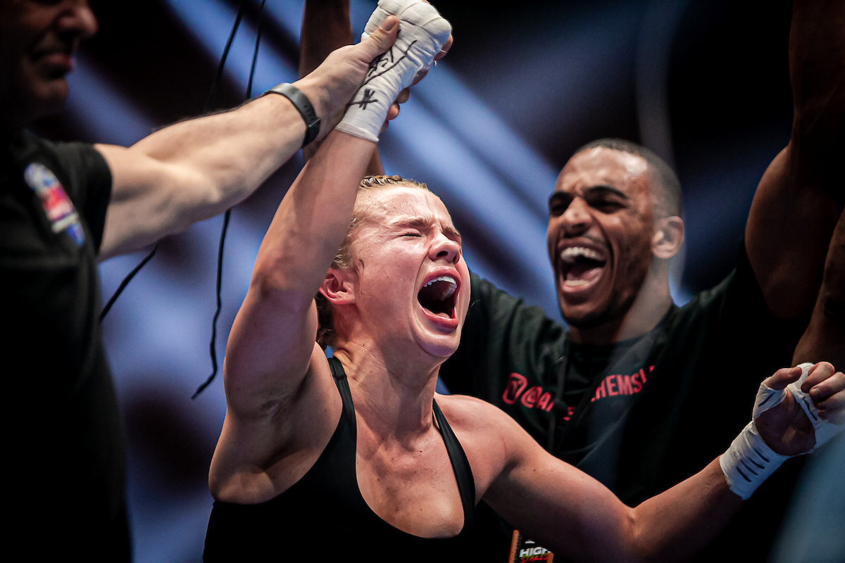 Daniella Hemsley surpreendeu ao comemorar vitória no boxe mostrando os seios