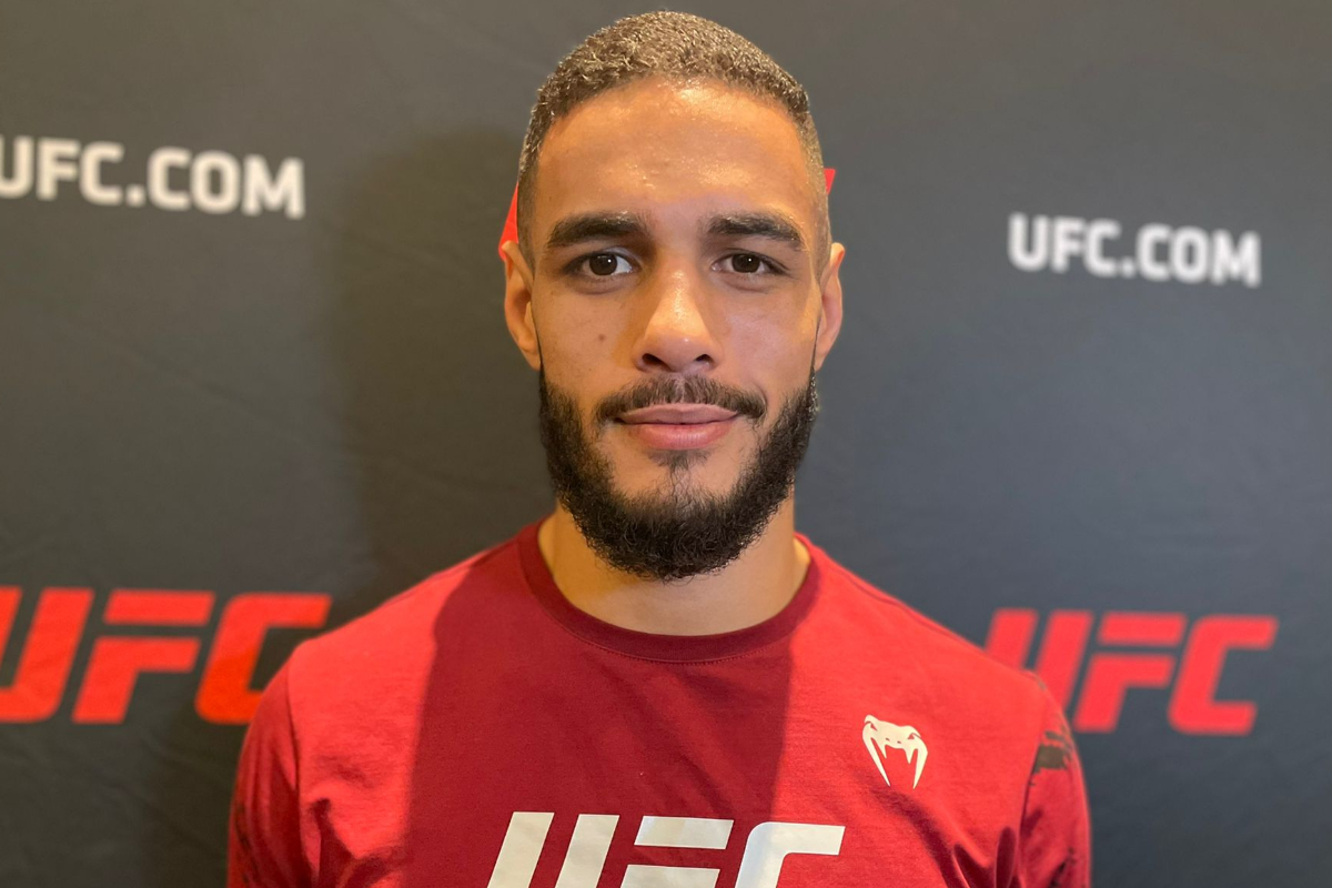Gabriel Bonfim posa para foto durante o media day do UFC 291