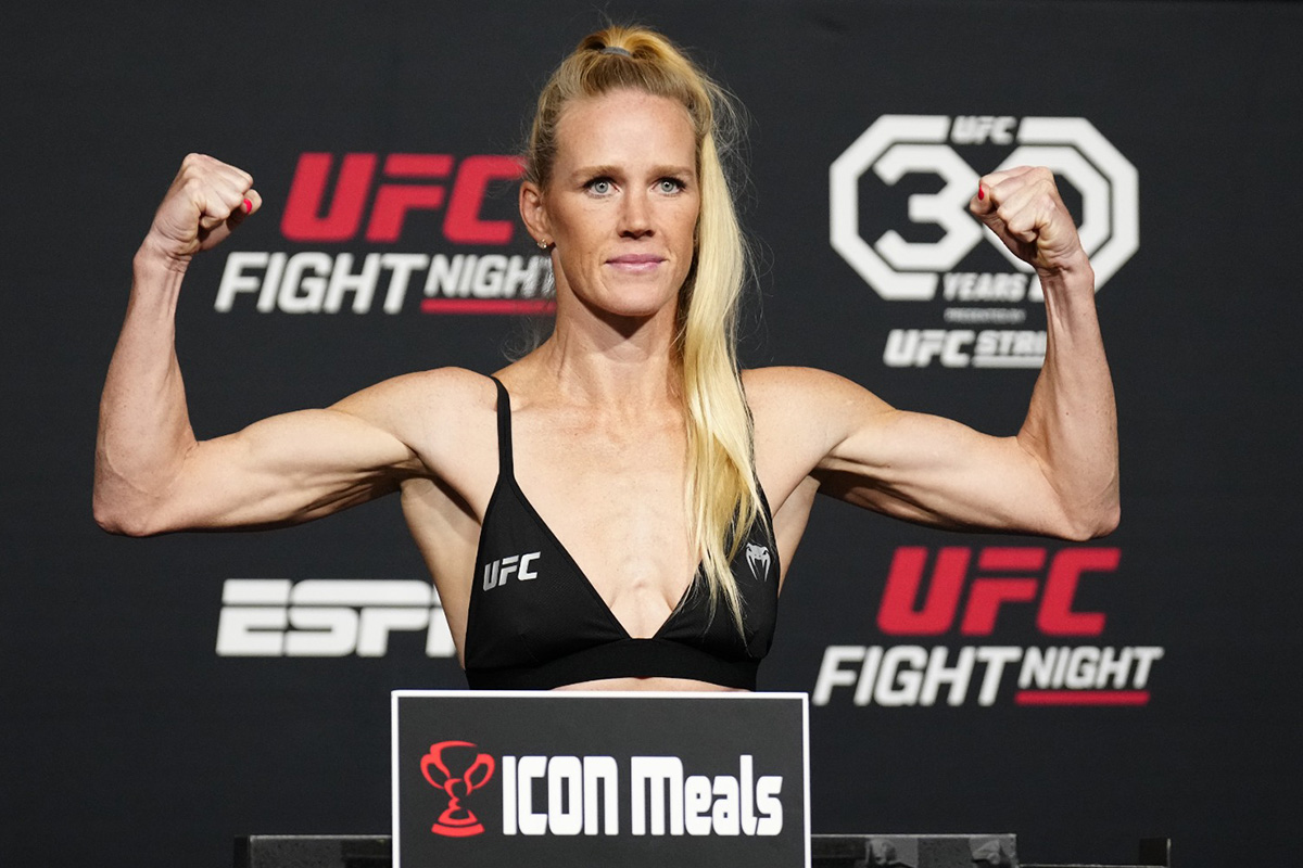 Holly Holm pose para fotos após se pesar no UFC Vegas 77