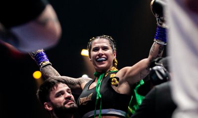 Jully Poca é erguida por seu treinador após vitória no boxe