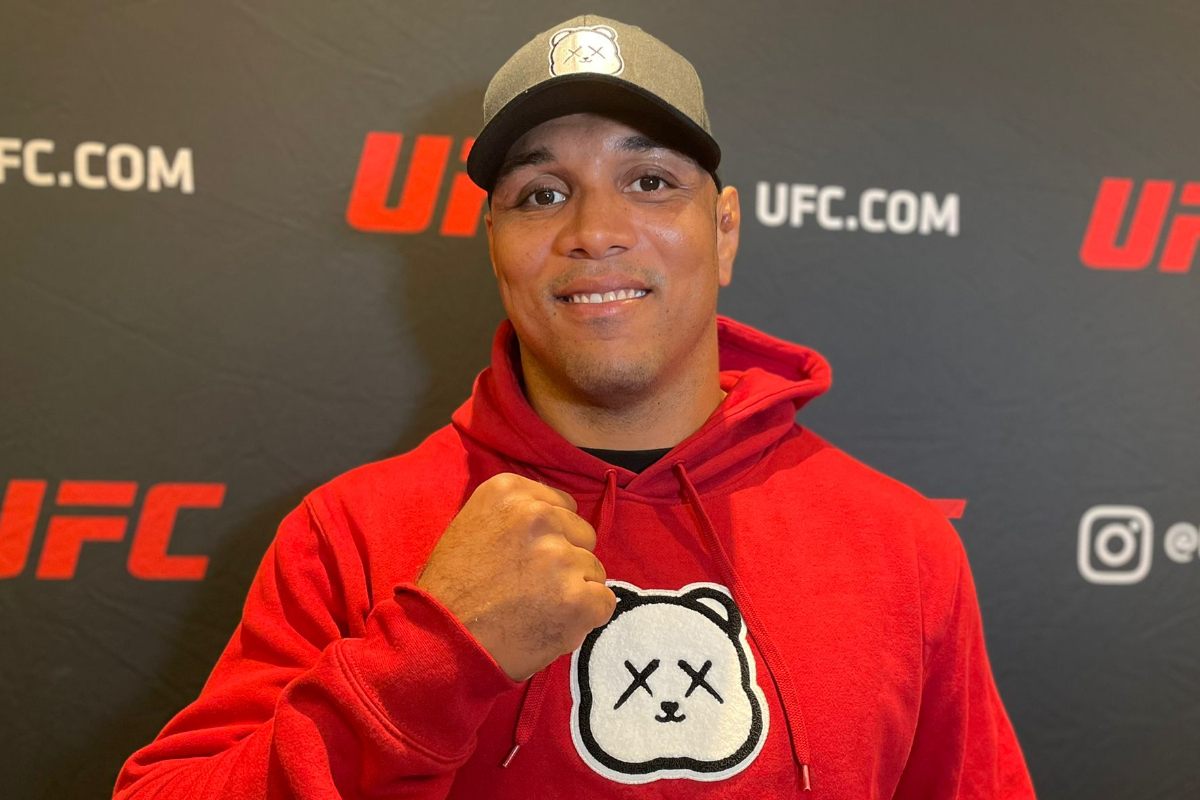 Com o punho cerrado, Marcos Pezão posa no media day do UFC 291