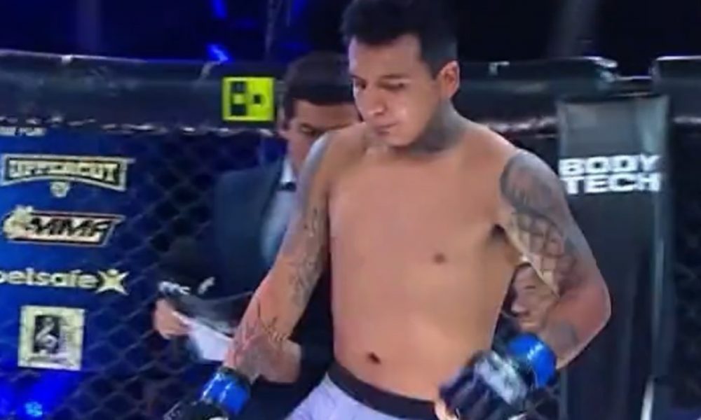 Atleta deixa combate ao sofrer lesão pré-luta no cage; veja o momento