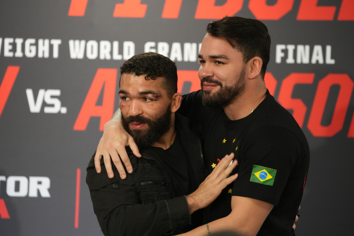 Patrício e Patricky Pitbull se abraçam durante cerimônia do Bellator