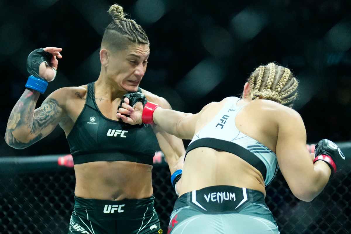Priscila Pedrita em ação no UFC 291 contra Miranda Maverick.