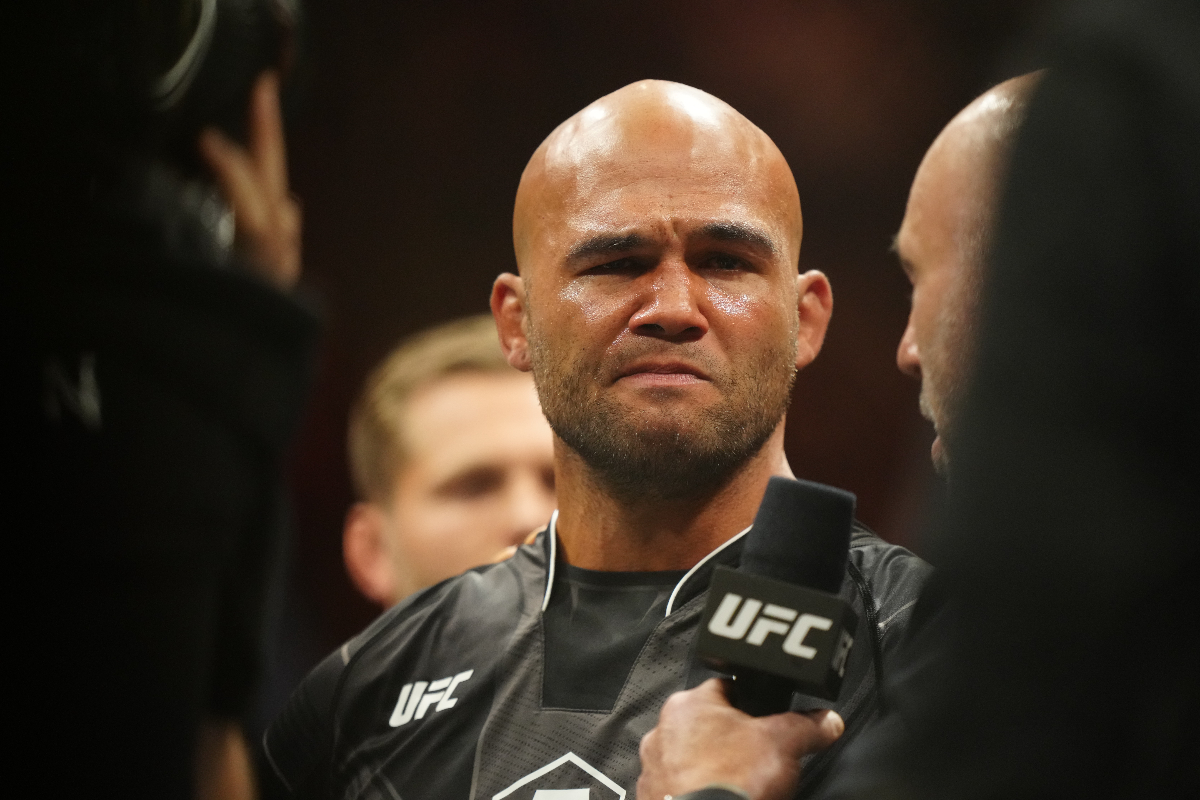 Robbie Lawler se aposenta no UFC 290 com vitória.