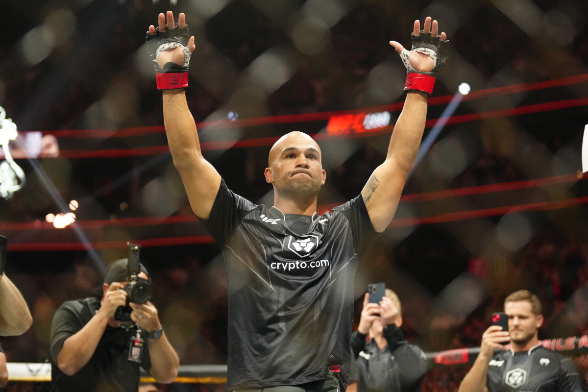 Robbie Lawler se aposenta no UFC 290 com vitória.