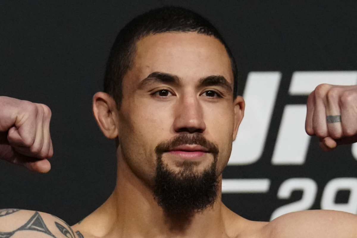Robert Whittaker é ex-campeão do UFC e busca reassumir o topo da categoria