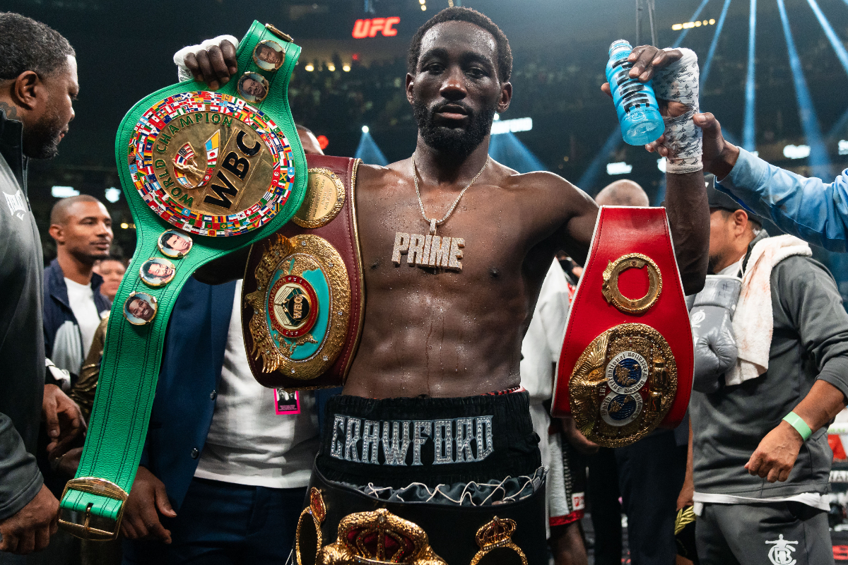 Terence exibe os cinturões dos meio-médios após a vitória sobre Spence Jr.