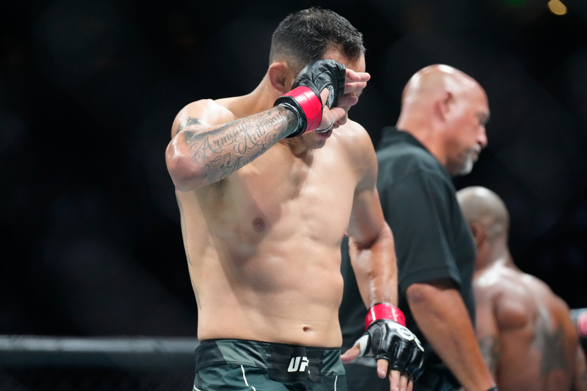 Tony Ferguson foi alvo de uma dedada involuntária no olho no primeiro round do UFC 291