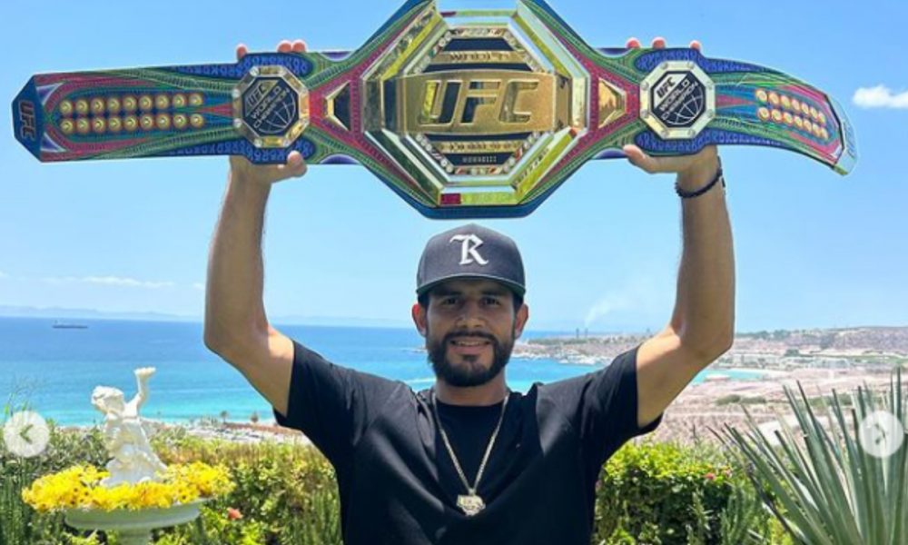 Yair Rodriguez exibe cinturão do UFC customizado por artistas mexicanos; veja