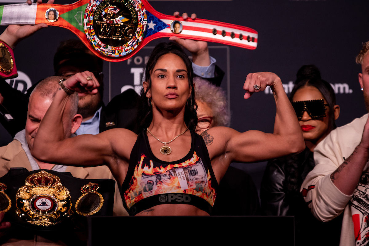 Amanda Serrano posa na pesagem cerimonial antes da luta contra Katie Taylor.