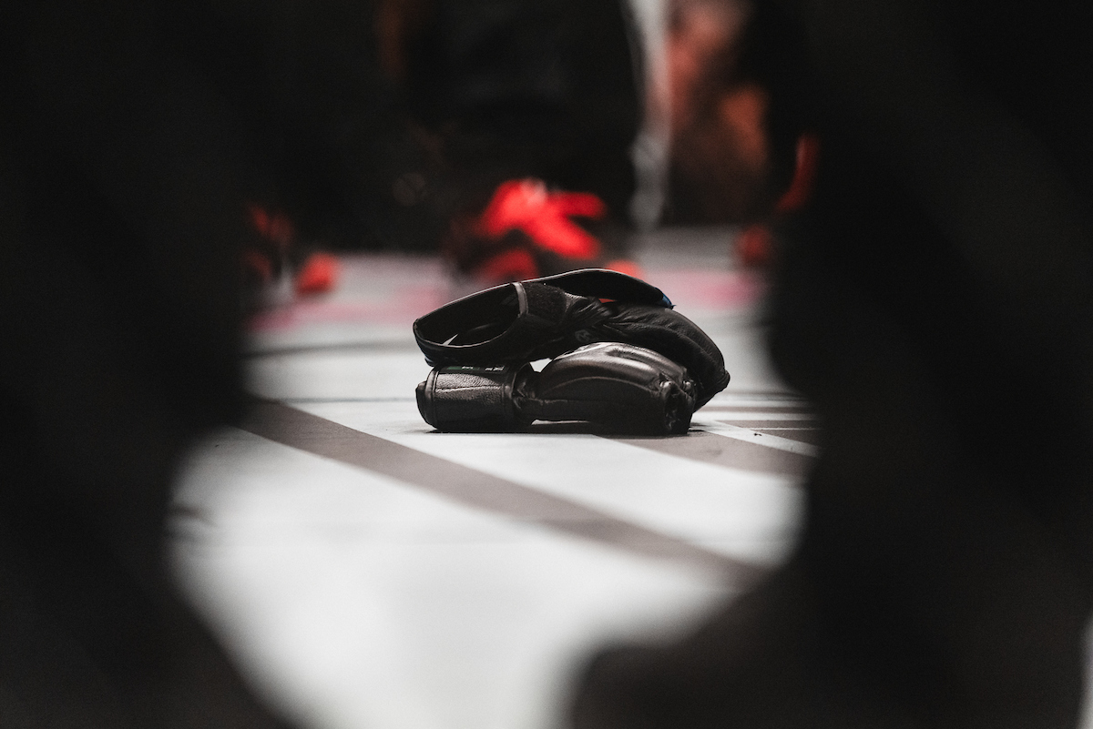 Luvas de Chan Sung Jung, o Zumbi Coreano, no octógono após aposentadoria.