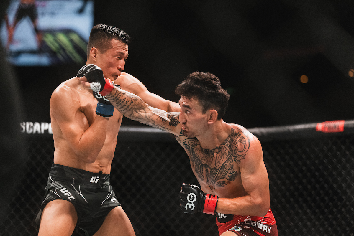 Max Holloway e Chan Sung Jung fizeram a Luta da Noite no UFC Singapura.