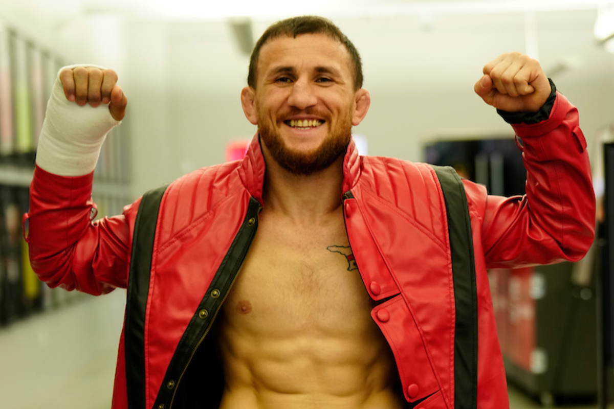 Merab Dvalishvili como uma réplica da jaqueta de Sean O'Malley.