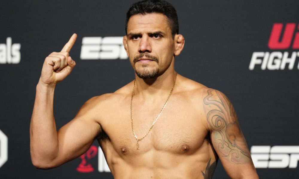 Rafael dos Anjos detona Paddy Pimblett após atuação no UFC 296: “Horrível”