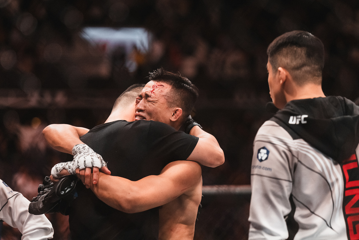 Zumbi Coerano chora com sua equipe após anunciar aposentadoria.