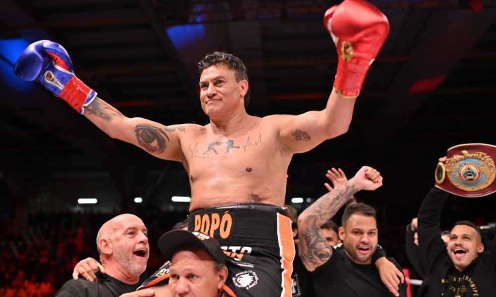 Acelino Popó Freitas celebra vitória por nocaute técnico contra Junior Dublê