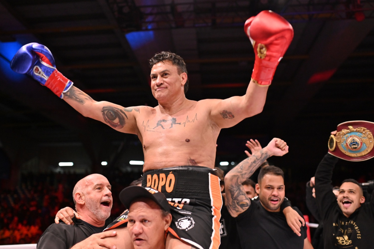 Acelino Popó Freitas celebra vitória por nocaute técnico contra Junior Dublê