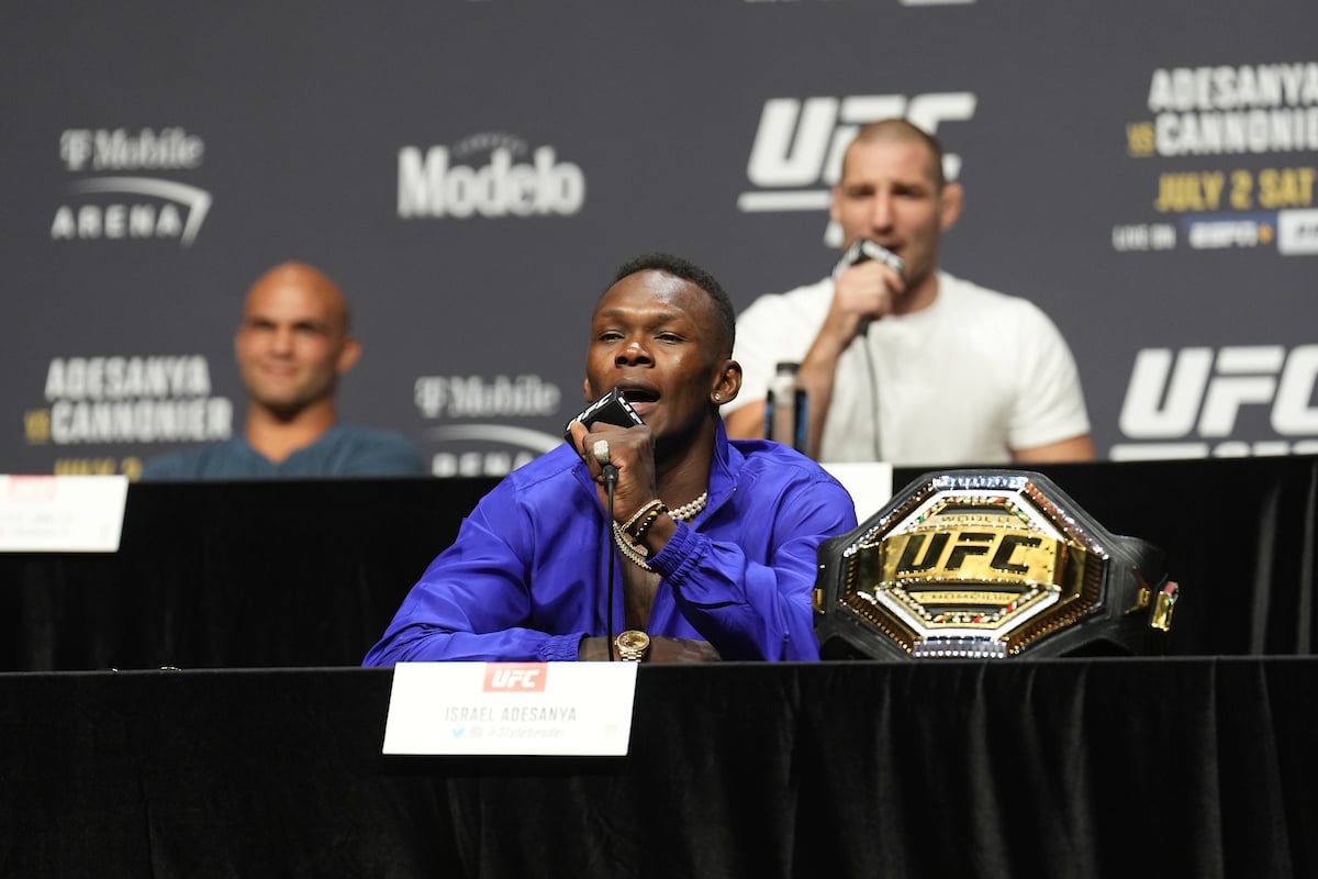 Adesanya e Strickland trocam farpas na coletiva do UFC 276, em 2022