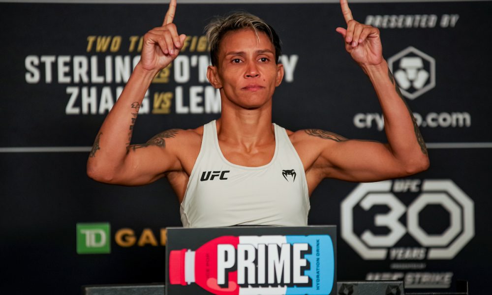 Amanda Lemos passa pela balança na pesagem oficial do UFC 292