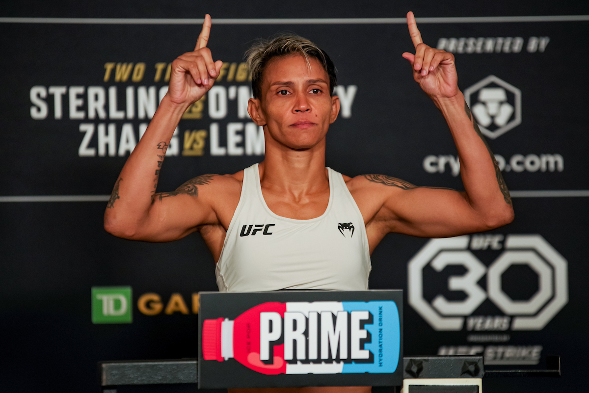 Amanda Lemos passa pela balança na pesagem oficial do UFC 292