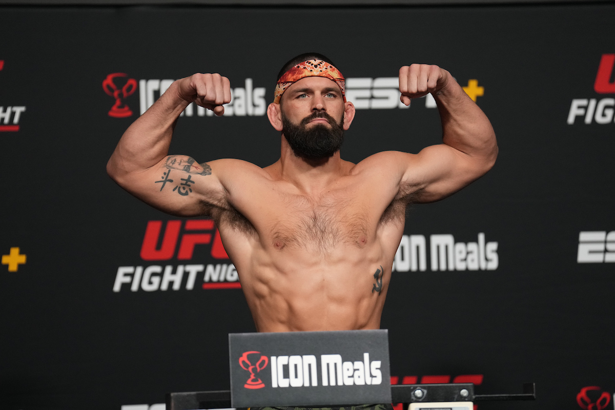 Com um adereço na testa, Andre Petroski passa pela balança do UFC